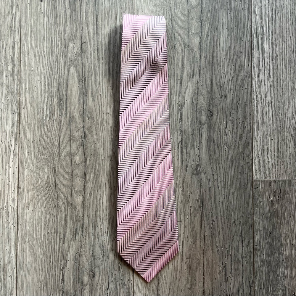 Geoffrey Beene Men’s Neck Tie Chevron Stripe Pink Silk Workwear Dressy Formal